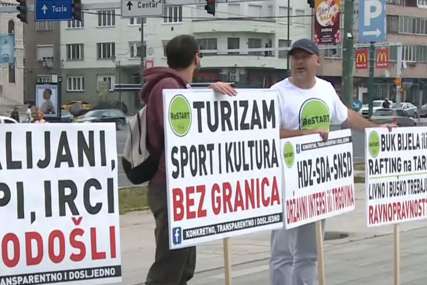 TRAŽE OTVARANJE GRANICA Protest turističkih radnika u Sarajevu