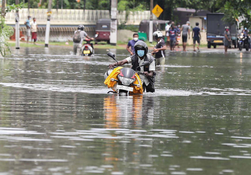 POPLAVE I KLIZIŠTA Poginulo 14 ljudi usljed vremenskih nepogoda