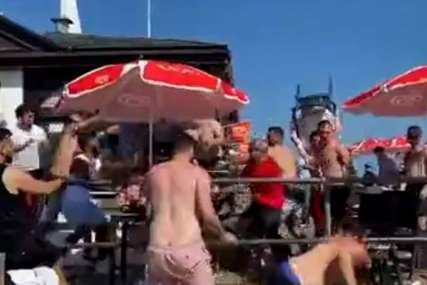LETJELE LEŽALJKE, STOLOVI, FLAŠE Opšta tuča na plaži šokirala ljude (VIDEO)