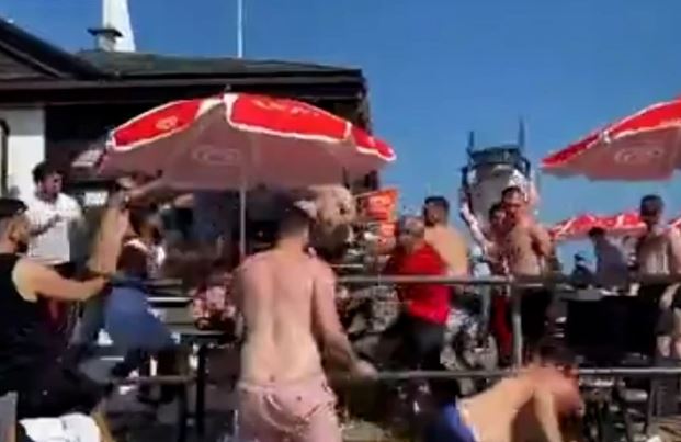 LETJELE LEŽALJKE, STOLOVI, FLAŠE Opšta tuča na plaži šokirala ljude (VIDEO)
