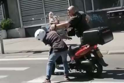 PESNICA U KACIGU Pješak pretrčavao ulicu, pa nasrnuo na moticiklistu, policajac odmah pritrčao (VIDEO)