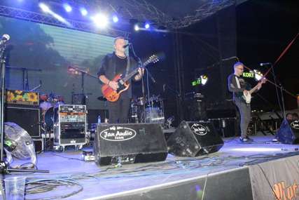 Prvi koncert na otvorenom: Trebinjci uživali uz hitove benda Van Gog (FOTO)