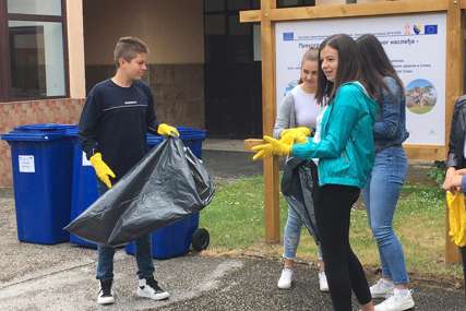 ZAŠTITA ŽIVOTNE SREDINE Škole u Višegradu dobile kontejnere za razvrstavanje otpada