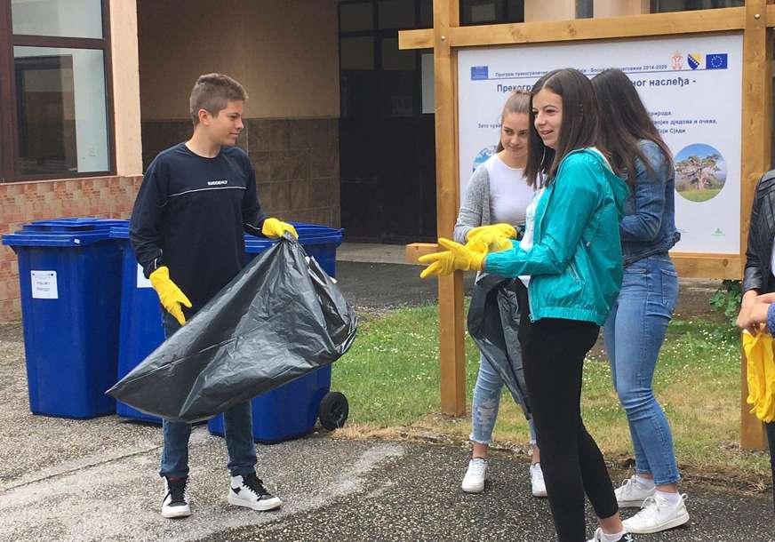 ZAŠTITA ŽIVOTNE SREDINE Škole u Višegradu dobile kontejnere za razvrstavanje otpada