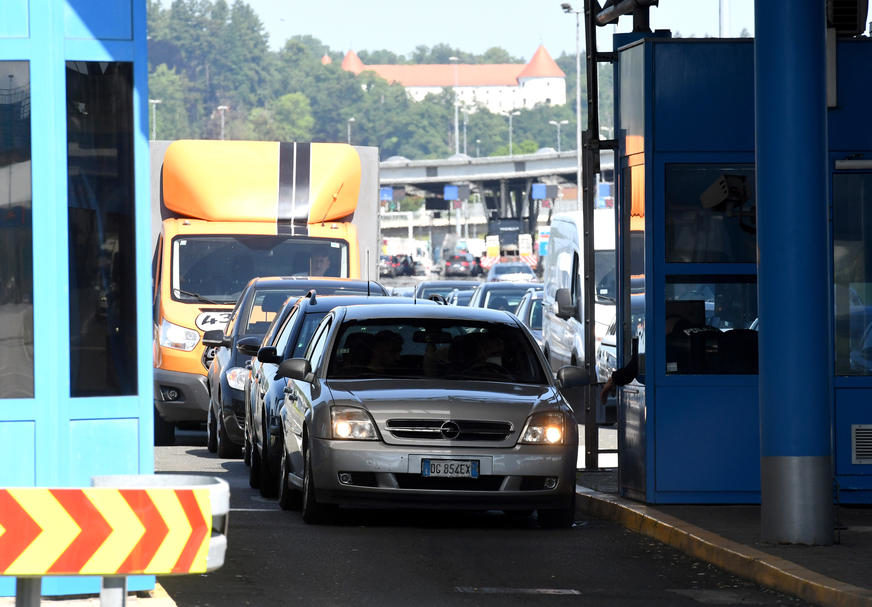 "Čemu sve ovo" U Dubrovniku skidali srpske registarske tablice sa automobila