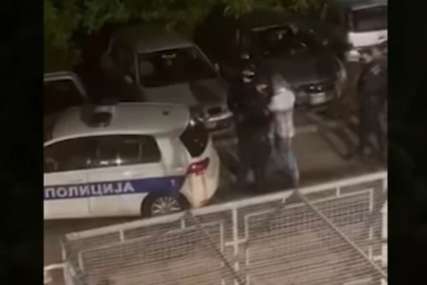 NOVI SNIMAK Jovanović šutira automobil, gura pripadnika MUP, drži se za glavu (VIDEO)