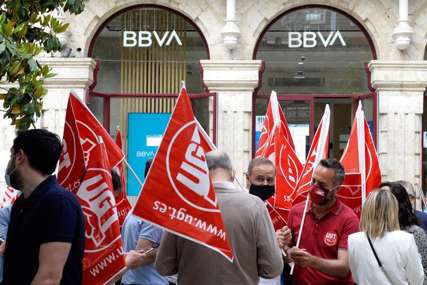 BIJESNI I OGORČENI Radnici banke u štrajku zbog najavljenih otpuštanja