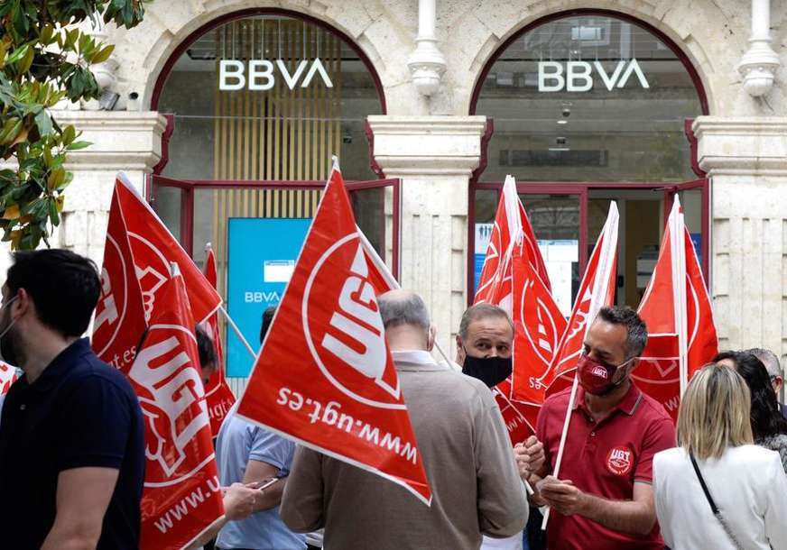 BIJESNI I OGORČENI Radnici banke u štrajku zbog najavljenih otpuštanja
