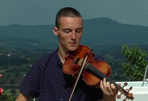 TINEJDŽER VRATIO ROMANTIKU Zbog Andreja se pod prozorima ponovo čuju serenade (VIDEO)
