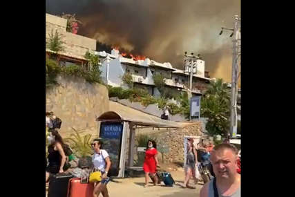 VATRENA STIHIJA U TURSKOJ Evakuacija turista iz Bodruma zbog požara, pohrlili ka spasilačkim brodovima (VIDEO)