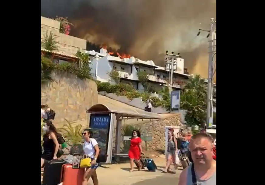 VATRENA STIHIJA U TURSKOJ Evakuacija turista iz Bodruma zbog požara, pohrlili ka spasilačkim brodovima (VIDEO)