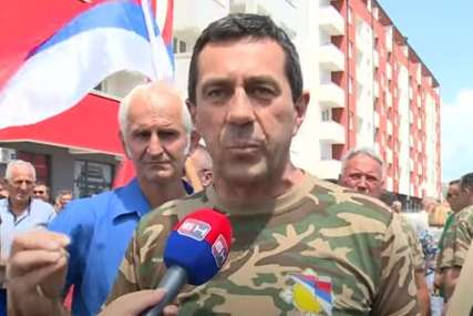 “Spriječiti dezertere da uzimaju novac” Protest boraca ispred zgrade Vlade u Istočnom Sarajevu (VIDEO)