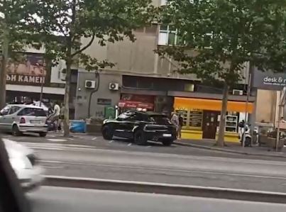 DEMONSTRACIJA BAHATOSTI Jutjuber parkirao na mjestu za invalide (VIDEO)