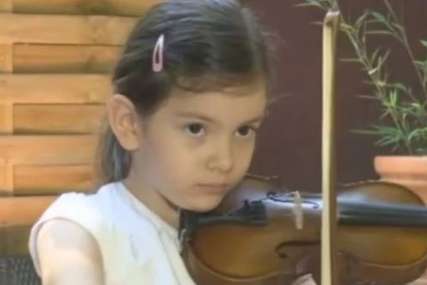 "Kad staviš ovaj konjić na violinu, onda se čuje muzika" Emilija ima šest godina i već je proglašena za najbolju u Srbiji