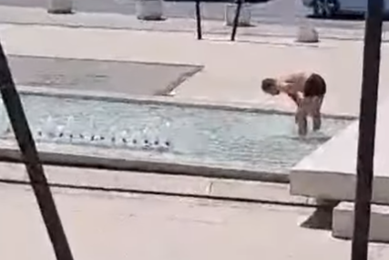 Snimak nasmijao mnoge: Muškarac spas od vrućine potražio u gradskoj fontani (VIDEO)