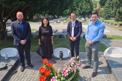 Utemeljivač partije: Delegacija GO SDS Banjaluka položila vijence na grob dr Jovana Raškovića