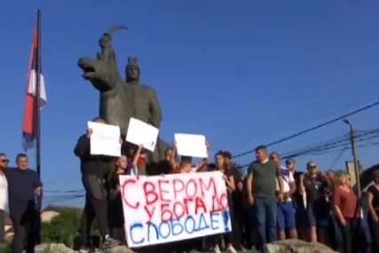 PROTEST U GRAČANICI Građani krenuli u mirnu šetnju zbog privođenja Rista Jovanovića