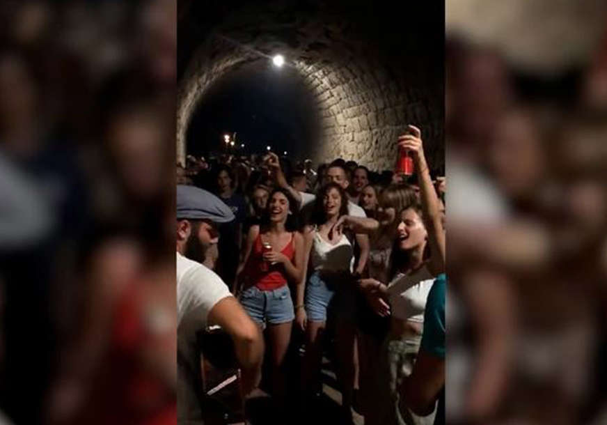 "KO NAS ZAVADI" Snimak iz tunela u Herceg Novom zapalio društvene mreže (VIDEO)