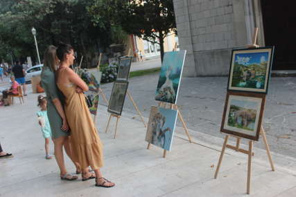 Umjetnici uljepšali centar Trebinja: Izložba slika u Dučićevoj ulici (FOTO)
