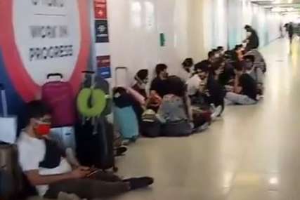 Stotine Indijaca zarobljeno na beogradskom aerodromu: Sletjeli i sačekala ih nova pravila, sad ne znaju šta će i gdje će (VIDEO)