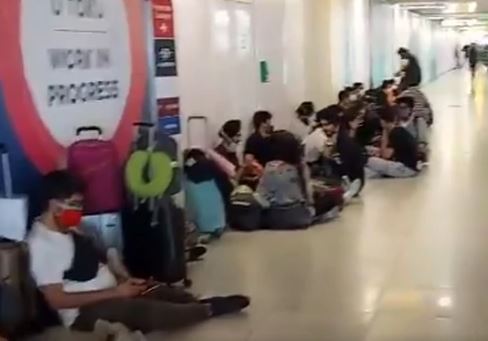 Stotine Indijaca zarobljeno na beogradskom aerodromu: Sletjeli i sačekala ih nova pravila, sad ne znaju šta će i gdje će (VIDEO)