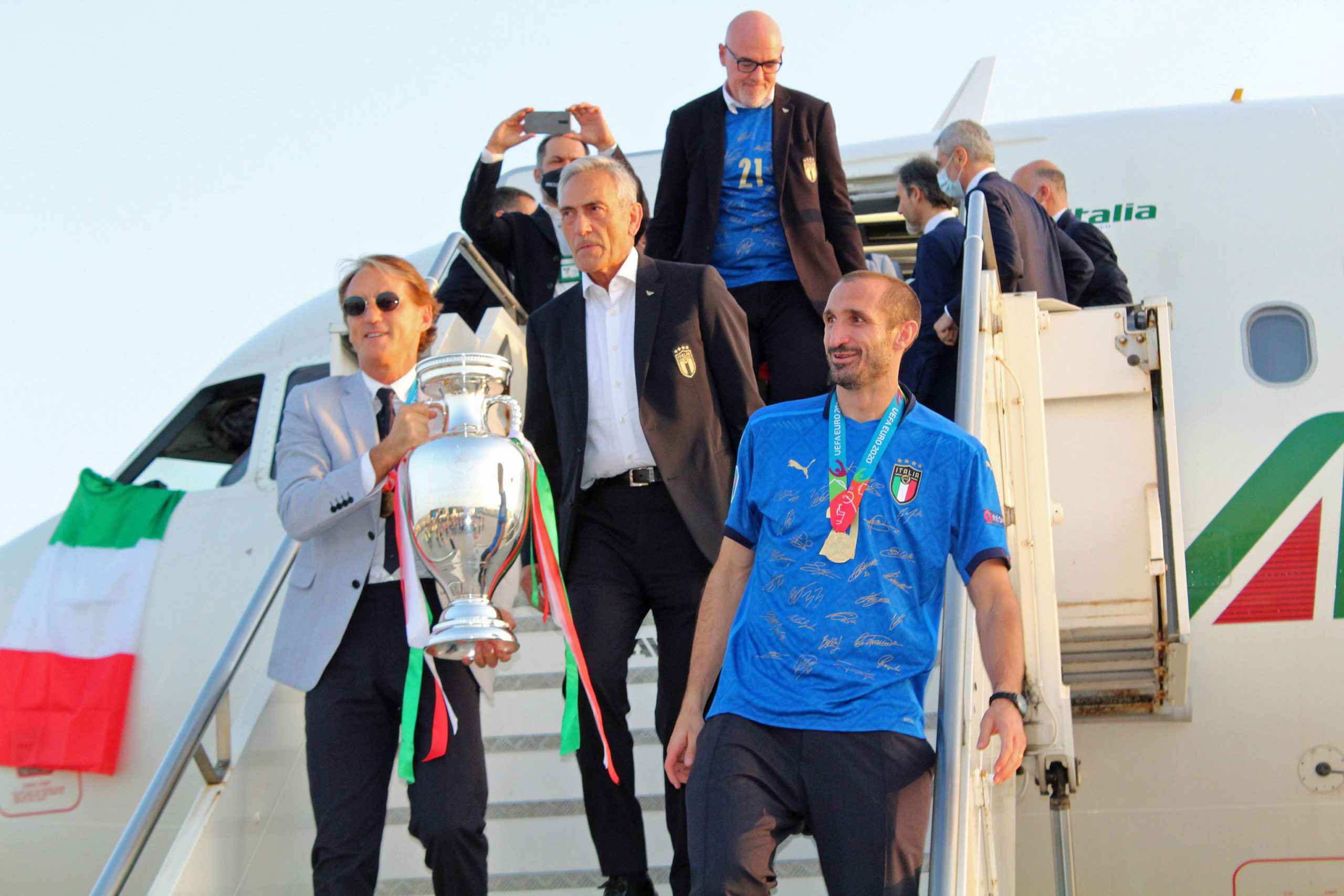 PRST U OKO ENGLEZIMA Italijani stigli u Rim sa peharom šampiona Evrope