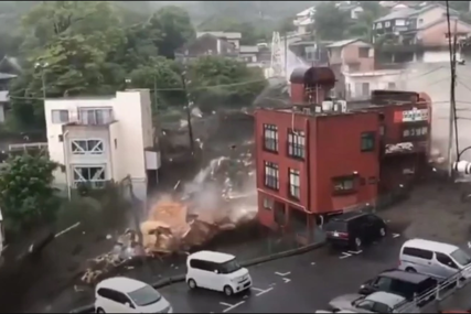 JEZIVI PRIZORI U JAPANU Nevrijeme pokrenulo klizište, uništilo sve pred sobom, rijeka blata protutnjala gradom (VIDEO)