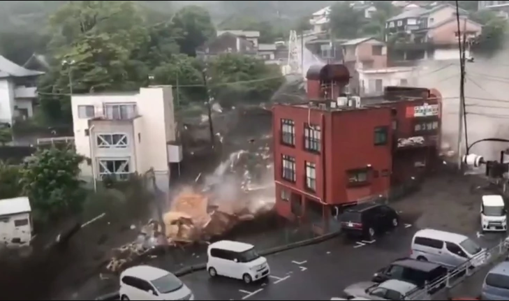 JEZIVI PRIZORI U JAPANU Nevrijeme pokrenulo klizište, uništilo sve pred sobom, rijeka blata protutnjala gradom (VIDEO)