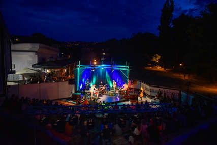 U najavi predstave i koncerti: Otvorena ljetna scena Gradskog pozorišta Jazavac (FOTO)