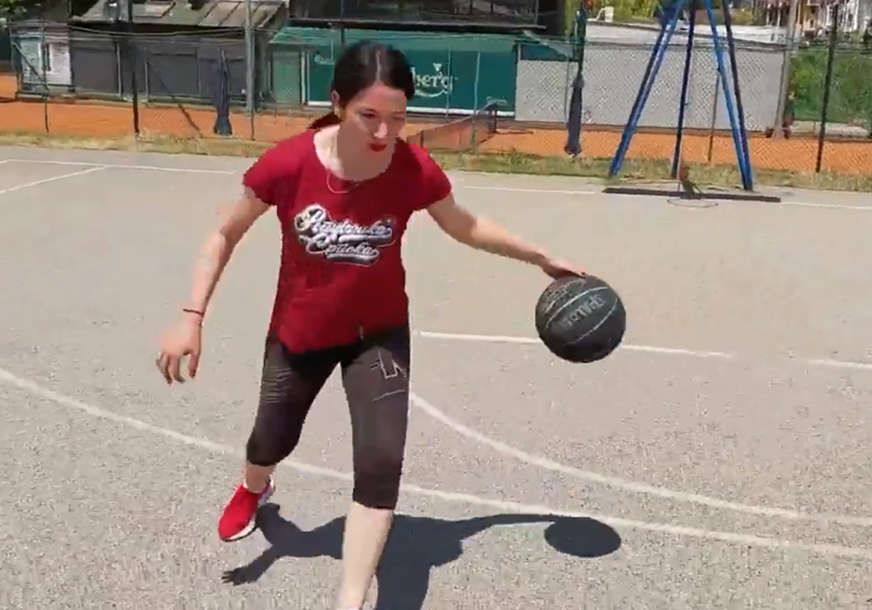 Kad političarka zaigra: Jelena Trivić pokazala da nije dobra samo u fudbalu, poziva Banjalučane na basket (VIDEO)