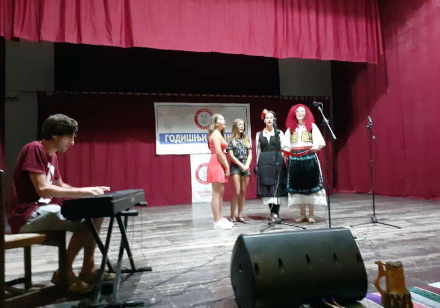 Koncertom skupljaju sredstva za odlazak u Ohrid: U Šamcu nastupila folklorna društva iz Crkvine i Vukosavlja