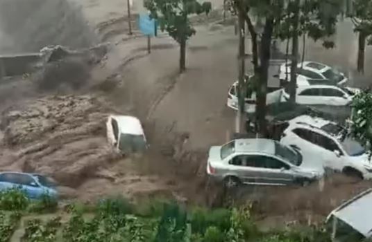 Poplave u središnjem dijelu Kine: Plivali automobili, u podzemnoj željeznici ljudi bili zarobljeni u vodi (VIDEO)
