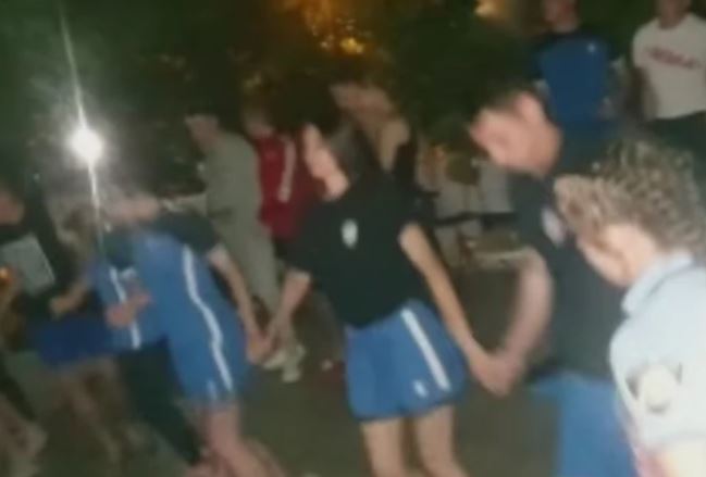 Hit snimak iz komšiluka: Hrvatski policajci proslavili kraj školovanja uz UŽIČKO KOLO