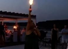 Urnebesan snimak sa svadbe zapalio društvene mreže: Kad kuma zapuca, svi skaču u bazen