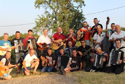 Dugo čekani susret: Muzičari iz desetak potkozarskih sela probudili uspomene (FOTO)