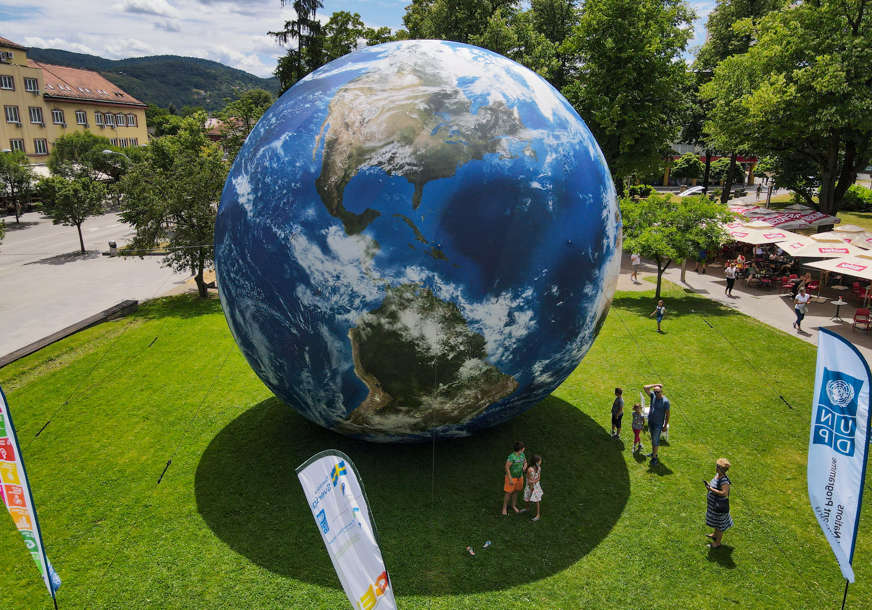 Prvi grad u BiH: U centru Banjaluke izložen 3D model planete Zemlje VISOK 10 METARA