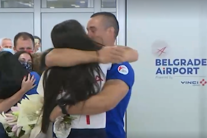KAKVA LJUBAV Vjerenik zlatne Milice Mandić trčao po aerodromu i pao joj u zagrljaj (VIDEO)