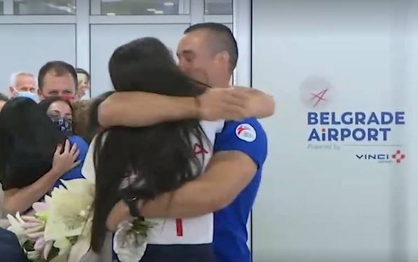 KAKVA LJUBAV Vjerenik zlatne Milice Mandić trčao po aerodromu i pao joj u zagrljaj (VIDEO)