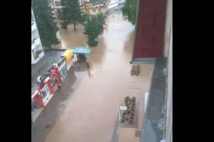 Jako nevrijeme stiglo i u BiH: Ulice u Modriči poplavljene, GRAĐANI U STRAHU (VIDEO)