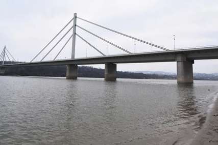 Djevojka (37) skočila sa mosta u Dunav: Pored ograde se nalazi bicikl, policija na terenu