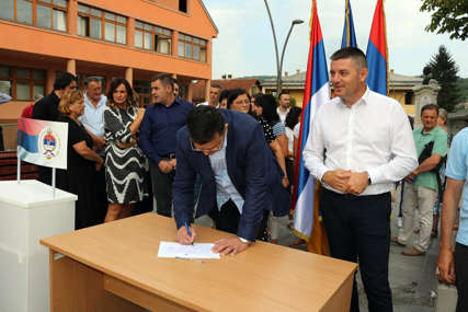 POTPISAO I TEGELTIJA U Mrkonjić Gradu organizovano potpisivanje peticije kojom se ne prihvata nametanje zakona