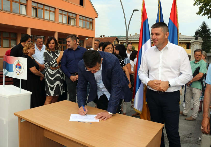 POTPISAO I TEGELTIJA U Mrkonjić Gradu organizovano potpisivanje peticije kojom se ne prihvata nametanje zakona