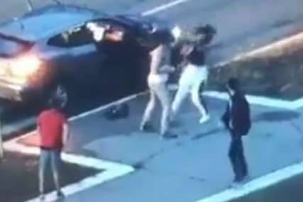 Brutalno pretukao ženu na ulici: Šutirao je, udarao pesnicama u glavu, na kraju je uvukao u auto (VIDEO)