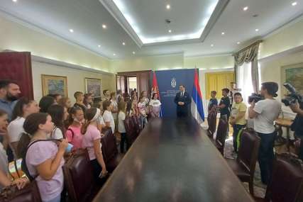 “Čuvati ćirilicu i naš jezik” Selaković ugostio grupu srpske djece iz regiona