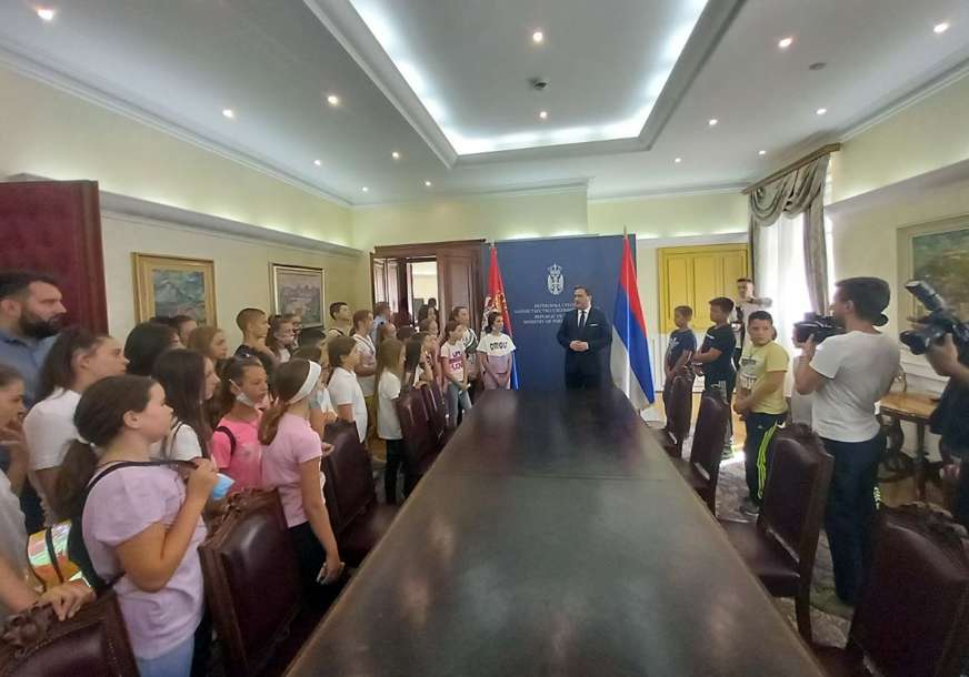 “Čuvati ćirilicu i naš jezik” Selaković ugostio grupu srpske djece iz regiona