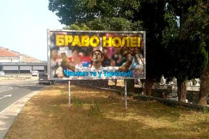 "Bravo Nole" Na ulazu u Trebinje postavljen bilbord sa fotografijom Đokovića