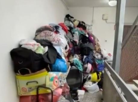 Komšinica napravila haos: Hodnik u zgradi zatrpala smrdljivom odjećom, pojavile se i mušice (VIDEO)
