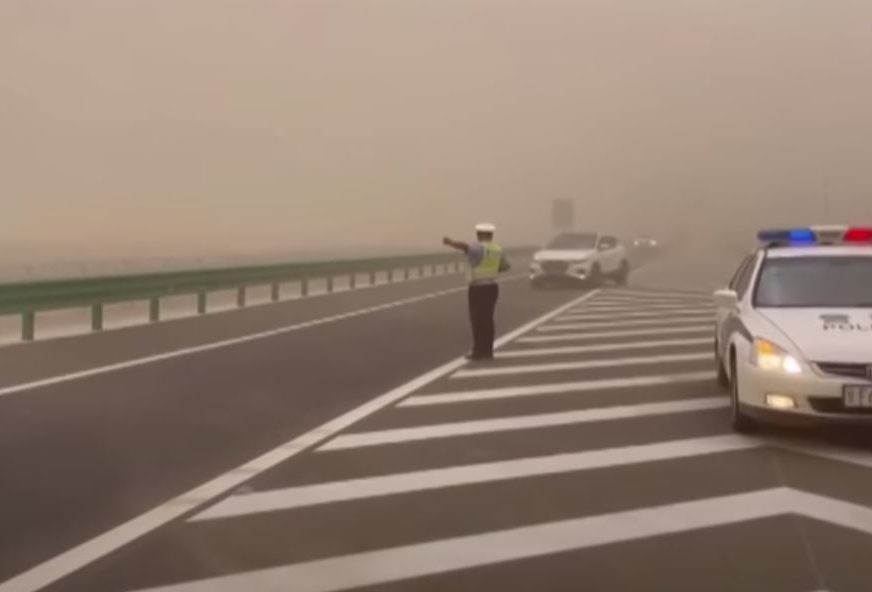 JEZIVE SCENE Gradić u Kini progutala pješčana oluja (VIDEO)