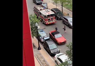 Nekoliko prolaznika pokušalo da pomjeri vozilo: Vatrogasni kamion nije mogao da prođe ulicom zbog BAHATO PARKIRANOG BMW (VIDEO)