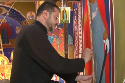 "U početku sam imao strah na 16 metara visine” Perica je jedini sveštenik u Srbiji koji služi u hramu i sam ga oslikava (VIDEO)